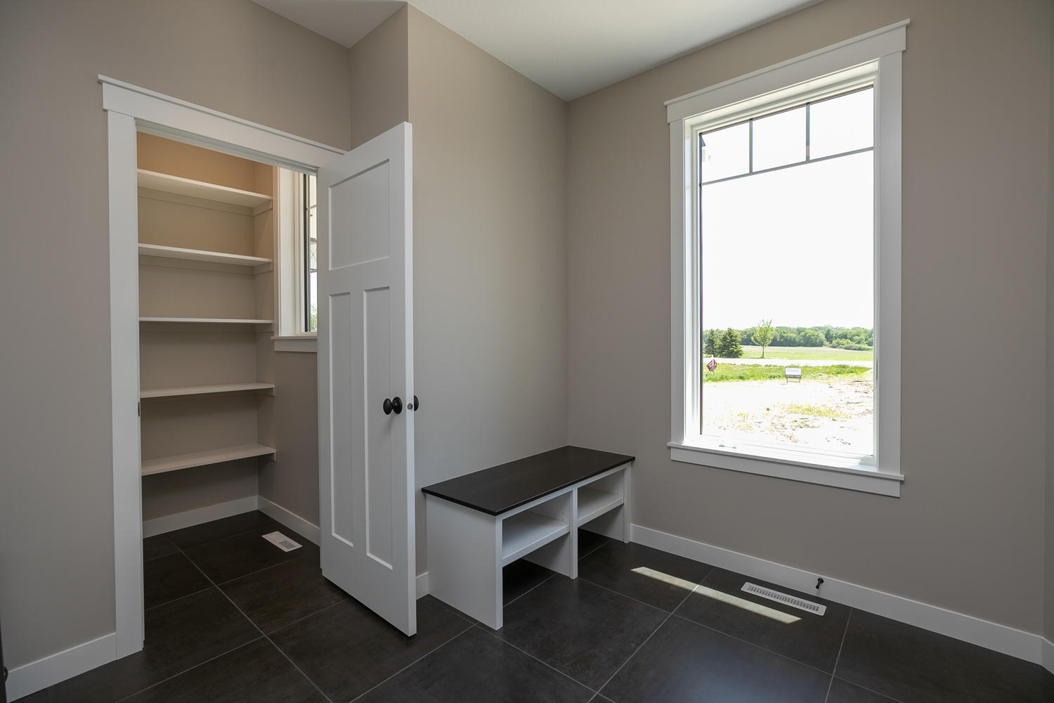 5241-Millie-Rd-SW-Rochester-MN-large-020-026-Mudroom-1500x1000-72dpi