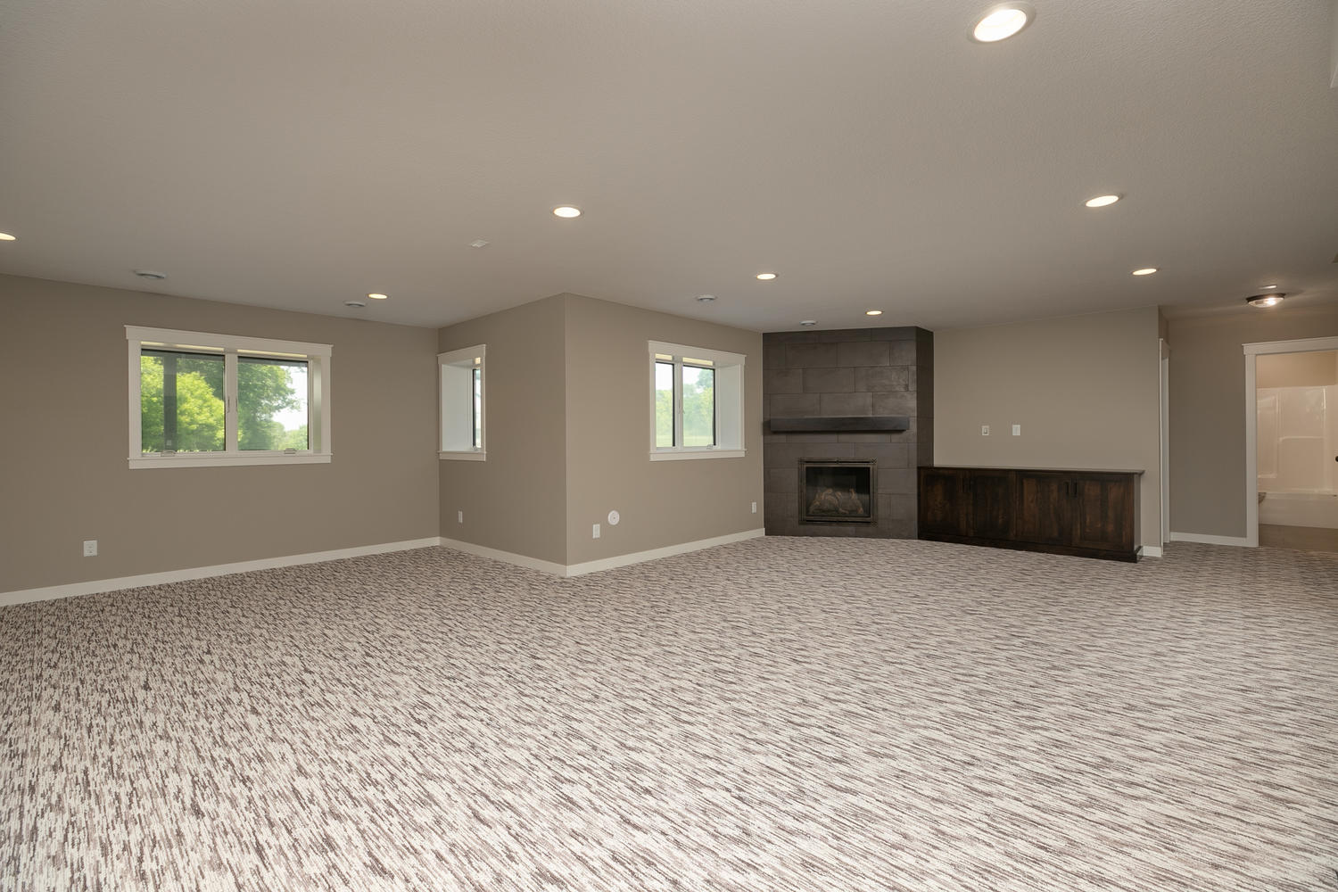 5241-Millie-Rd-SW-Rochester-MN-large-038-034-Family-Room-1500x1000-72dpi